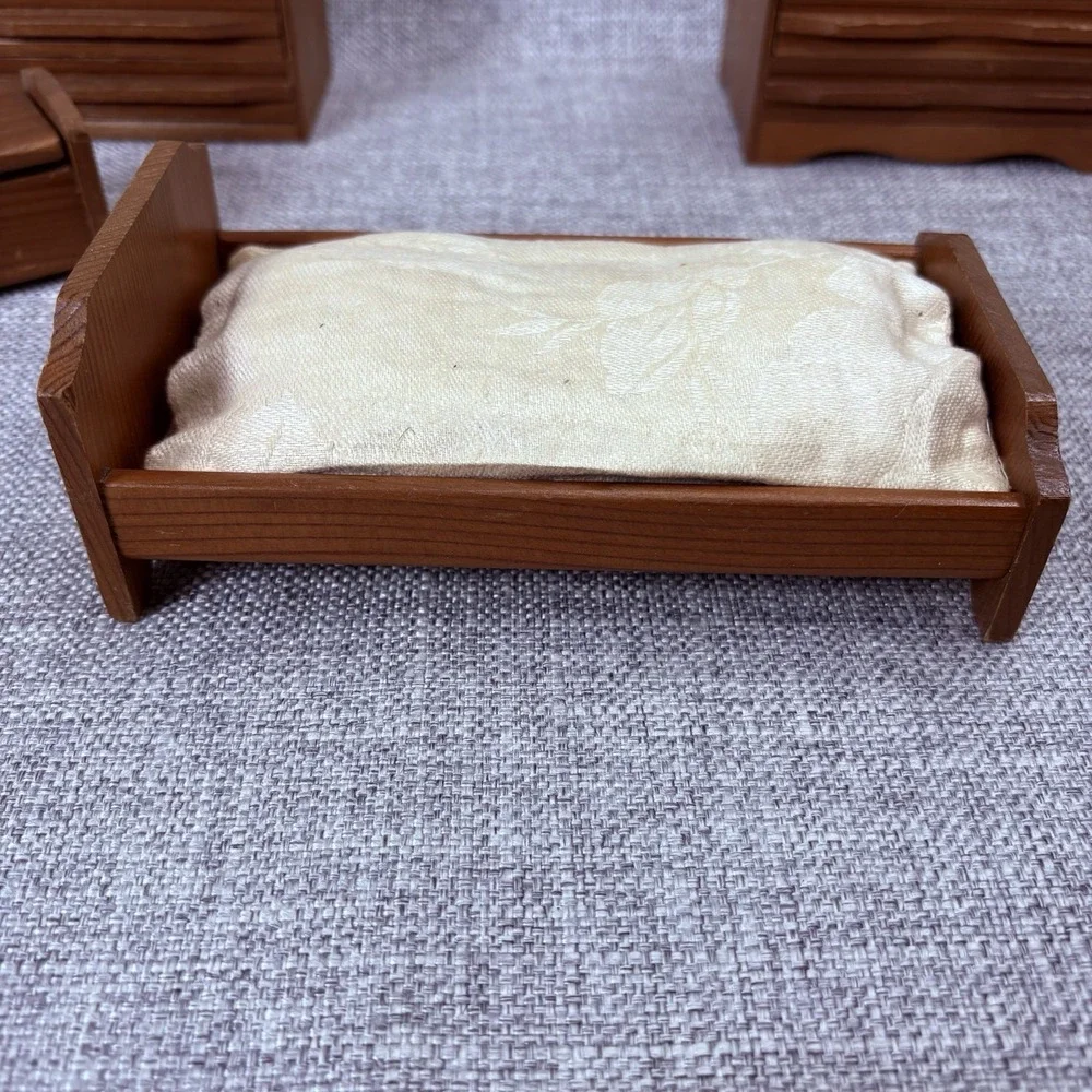Vintage Miniature Wood Dollhouse Bedroom Furniture 4pc Bed Dresser‎ Hutch Trunk